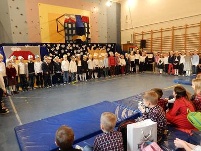 Przedstawienie rozpoczęło się występem kolędowym przedszkolaków