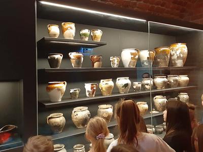 ekspozycja archeologiczna z dzbanami i naczyniami z dawnych wieków