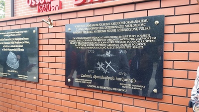 TABLICA PAMIIĄTKOWA PRZY MUZEUM BITWY WARSZAWSZKIEJ