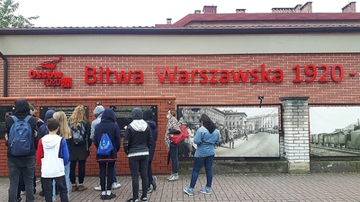 przed budynkiem Muzeum Bitwy Warszawskiej