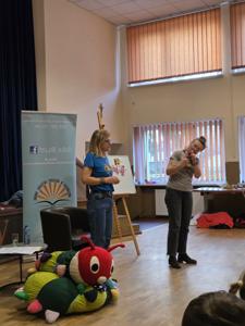 W tym dniu przedszkolaki uczestniczyły w spotkaniu zorganizowanym przez Gminną Bibliotekę Publiczną