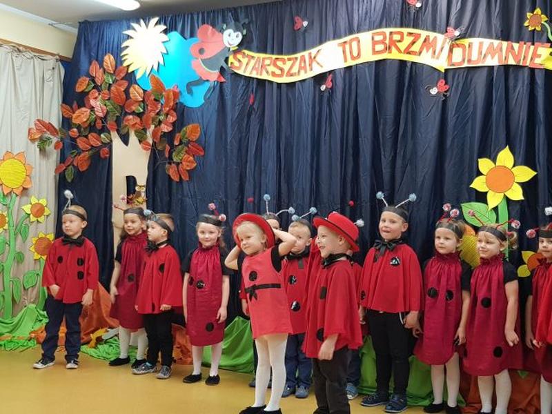 ...W biedronkowym świecie, biedronkowe mieli dzieci, jak rodzice kropkowane...