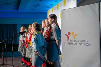 24. Drużyna Harcerska oraz 80. Gromada Zuchowa podczas gali wręczenia bonów dla beneficjentów Świętokrzyskiego Funduszu Lokalnego z Fundacji im. Stefana Artwińskiego w Kielcach.