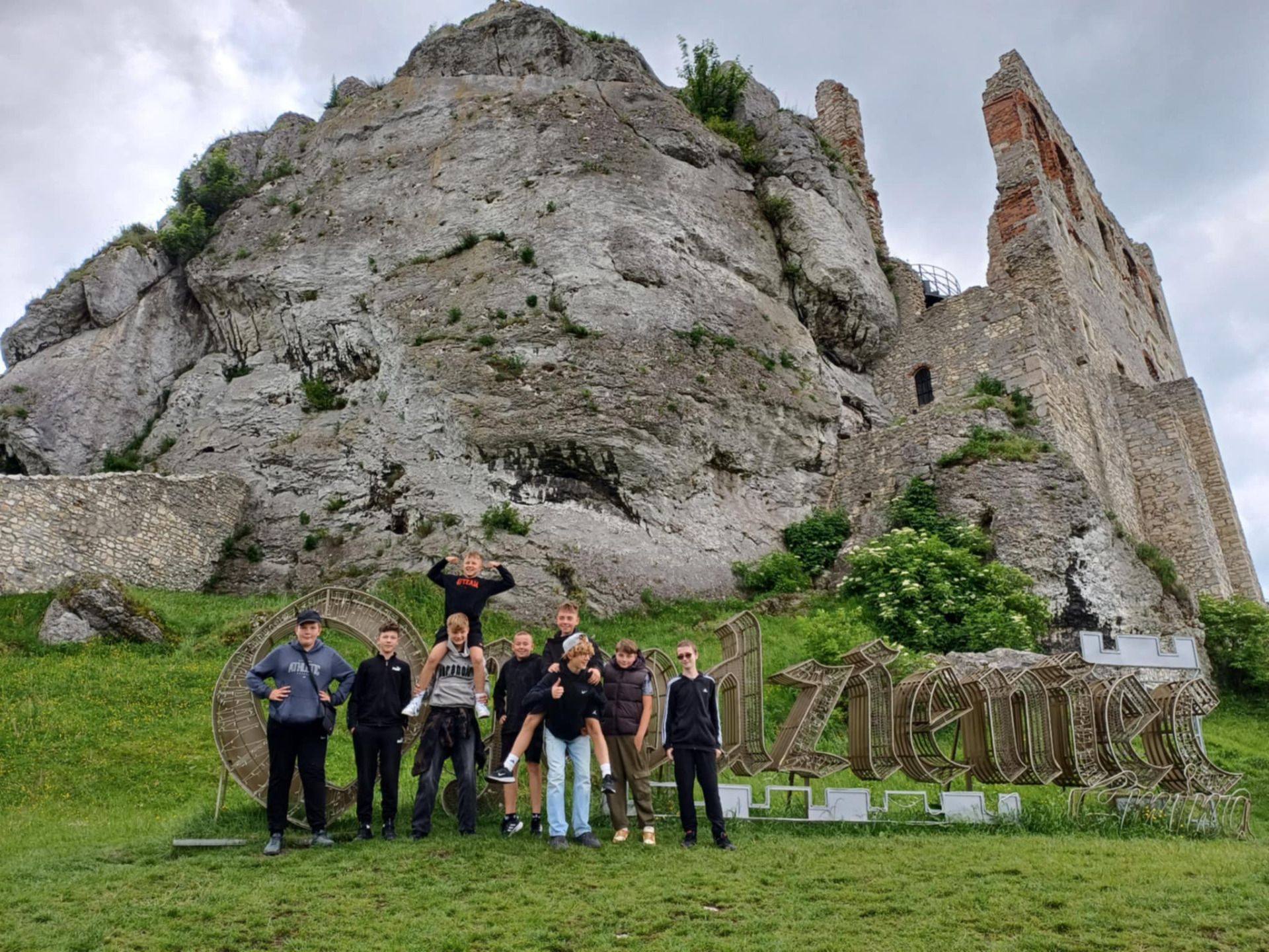 Wycieczka do Ogrodzieńca klaasy 6b i 6d