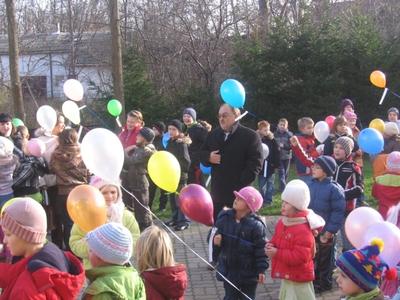 Szkoła w Dobrzycy otrzymała patronat od UNICEF na akcje edukacyjne przeprowadzone właśnie 20 listopada. 
„Balony do nieba” o godzinie 12 00 wzniosły się z wypisanymi prawami dziecka. Był to niezwykle uroczysty dzień.
W happeningu również uczestniczyli: Zastępca Wójta Gminy Będzino Pan Henryk Lubocki oraz Ognisko Przedszkolne 
TPD z Dobrzycy.
