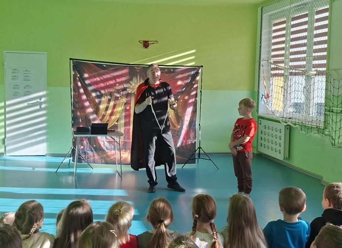 Występ Teatru Iluzji w Publicznej Szkole Podstawowej w Zagórzu
