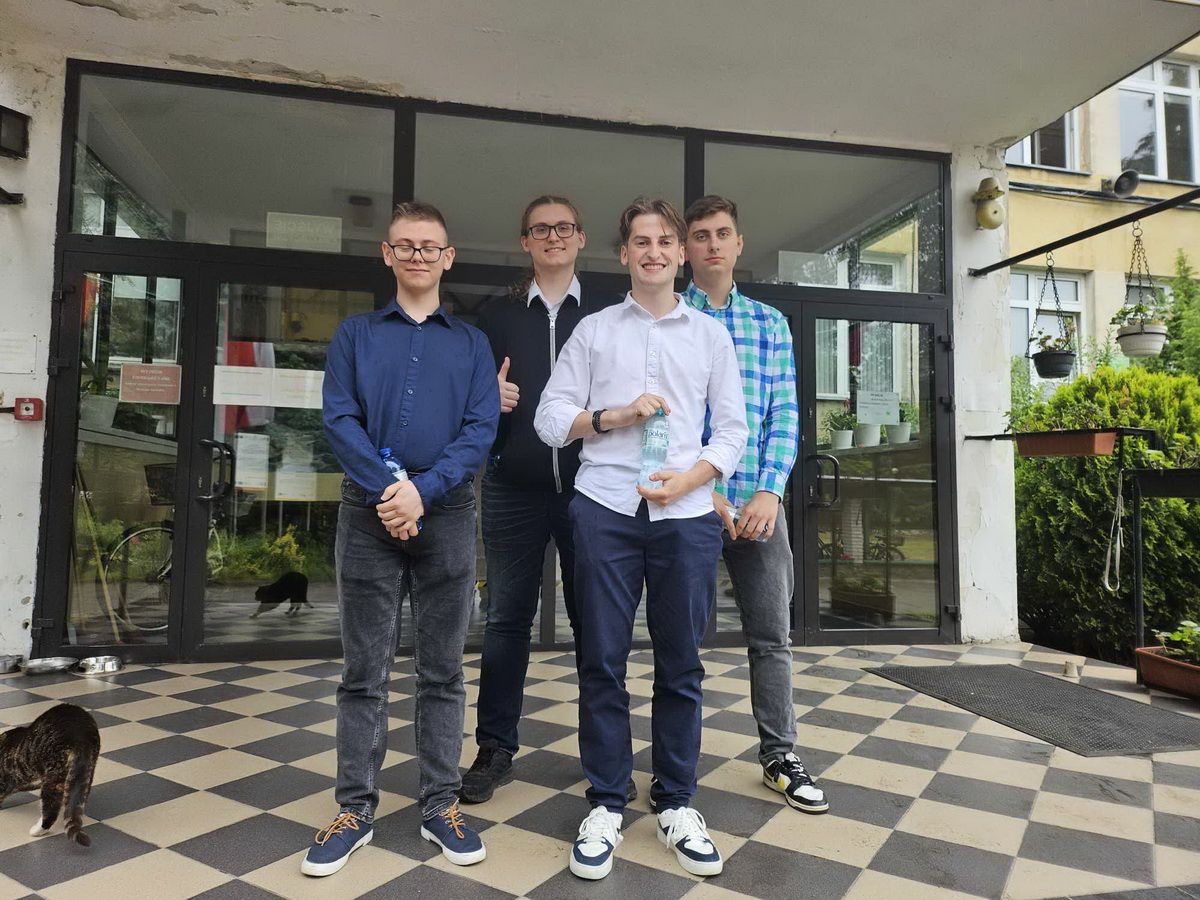 Uczniowie na schodach uczelni