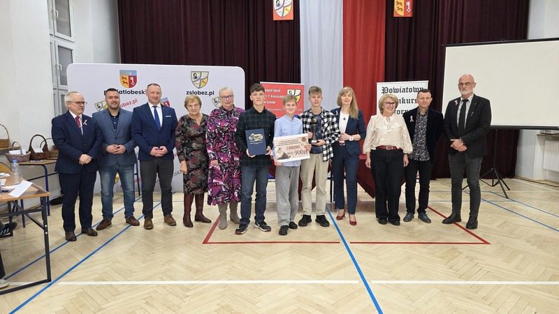 Zwycięska drużyna IV Powiatowego Konkursu Historycznego podczas wręczenia nagród, dyplomu oraz głównego bonu.