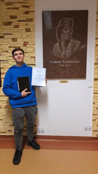 Laureat PrizeCharger 2025 - Uczeń klasy trzeciej technikum uczący się w zawodzie technik urządzeń i systemów energetyki odnawialnej Jakub Zieliński.