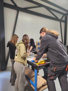  (warsztaty energetyki odnawialnej): Uczniowie szkoły podstawowej pracują nad montażem instalacji hydraulicznej i elektrycznej w warsztacie techników urządzeń i systemów energetyki odnawialnej.