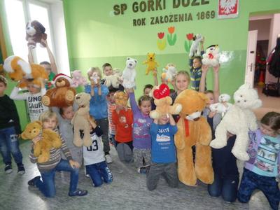 Uczniowie klas 1-3 i ich ukochane pluszaki