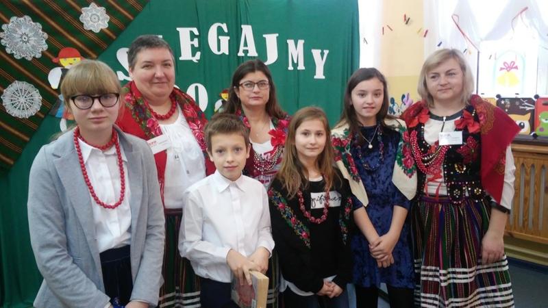 Uczestnicy konkursu wraz z jury.