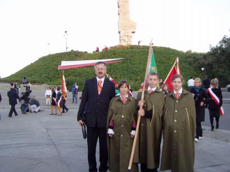 Poczet sztandarowy naszej szkoły z opiekunem p. Romanem Siadakiem na Westerplatte w dniu
1. 09. 2009 roku.