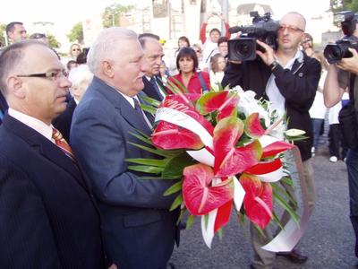 Złożenie kwiatów delegacji naszej szkoły z udziałem Prezydenta RP pana Lecha Wałęsy pod Pomnikiem Stoczniowców w Gdańsku w dniu 31. 08. 2009 roku.