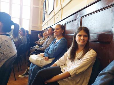 OLA W OCZEKIWANIU NA UROCZYSTE WRĘCZENIE STYPENDIUM