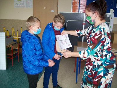 Po lewej  Paweł i Michał Migowscy - zwycięzcy konkursu, po prawej dyrektor szkoły Anna Kalinowska