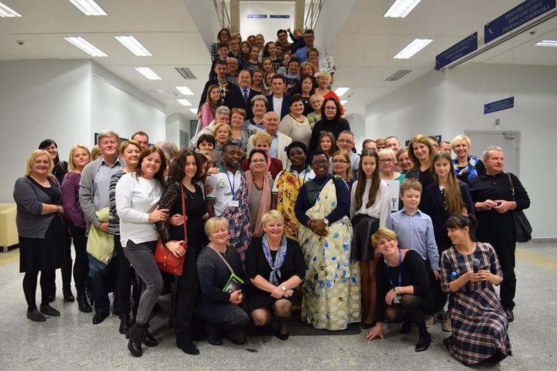 Grupowe zdjęcie podczas "Wieczoru afrykańskiego"