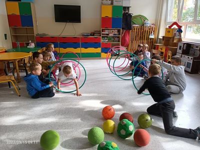 Sportowe zabawy w świetlicy.