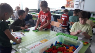 Badanie klocków z użyciem korbek.