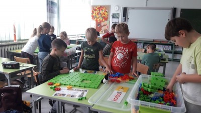 Zastanawiamy się nad ułożeniem zadanego obrazka.