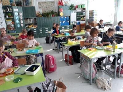  Cała klasa zaangażowana w przygotowania kulinarne.