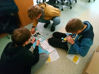 Chłopcy z 6 a pracują nad własnym projektem.