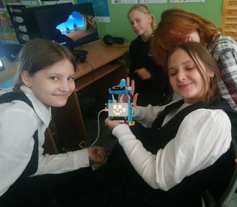 Dziewczyny z 7 b ze swoim robotem.
