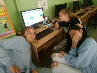 Programowanie tancerza tym razem przez dziewczyny z 6 b.