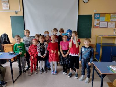 Uczniowie z klasy 1 c w przebraniach.