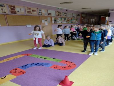 Wyścigi z owocami.