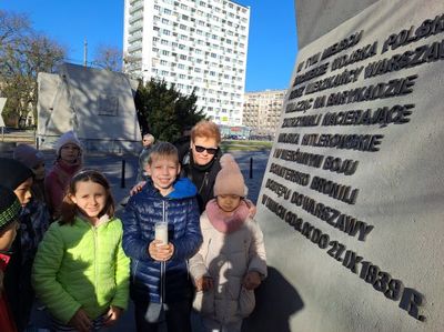 Klasa 3 b przy Barykadzie Września.