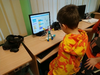 Tancerz musi poruszać się w rytm muzyki.