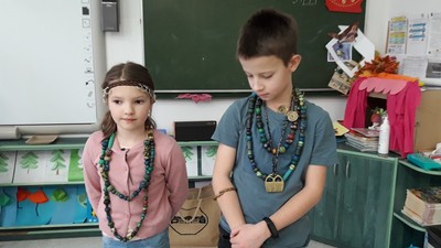 2a przymierza ozdoby z czasów kultury łużyckiej.