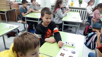 Odtwarzanie koralików w modelinie - kl. 2a