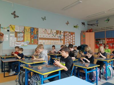 Lepienie naczyń glinianych - kl. 1c