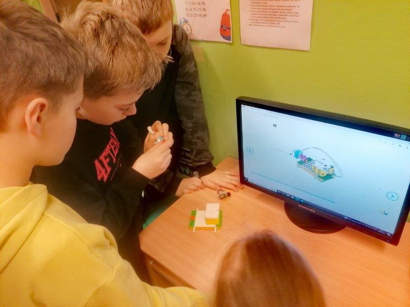 Klasa 3a rozpoczyna zabawę z klockami Lego Spike.