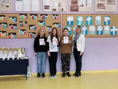 Uczniowie klasy 7b z wzorowym zachowaniem i średnią ocen od 4,75