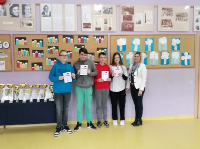 Uczniowie klasy 8b z bardzo dobrym zachowaniem i średnią ocen od 4,75
