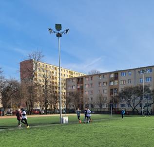 16. Bieg Tropem Wilczym. Uczniowie biegają wokół szkolnego boiska.