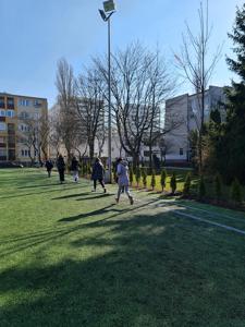 5. Bieg Tropem Wilczym. Uczniowie biegają wokół szkolnego boiska.