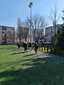 6. Bieg Tropem Wilczym. Uczniowie biegają wokół szkolnego boiska.