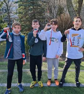 7. Bieg Tropem Wilczym. Uczniowie z pamiątkowymi medalami.