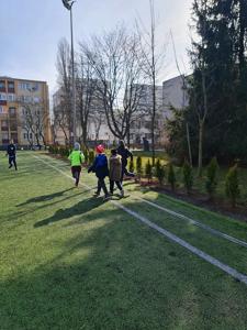 9. Bieg Tropem Wilczym. Uczniowie biegają wokół szkolnego boiska.