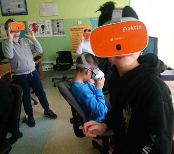 Chłopcy w okularach VR