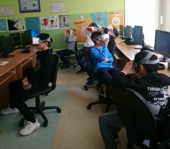 Chłopcy z 4b poznają technologię VR