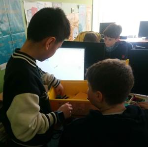 Chłopcy rozpoczynają składanie robota.