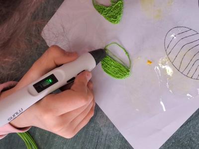 Wielkanocne zabawy z pisakami 3D  W ostatni dzień przed feriami wiosennymi klasy 2d i 3b przystąpiły do tworzenia nietypowych, ale jakże oryginalnych, pięknie kolorowych i uroczych pisanek. Przed rozpoczęciem pracy, każdy uczeń przygotował projekt swojej pisanki na papierze. Później… to już była doskonała zabawa i eksperymentowanie odbiegające niejednokrotnie od papierowego projektu. 