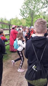 Wsłuchujemy się w opowiadanie przewodniczki.