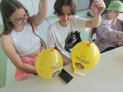 Odpychanie się naelektryzowanych balonów