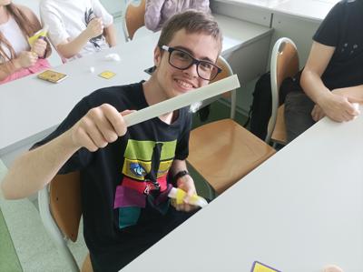 Plastikowa pałeczka przyciągająca skrawki waty